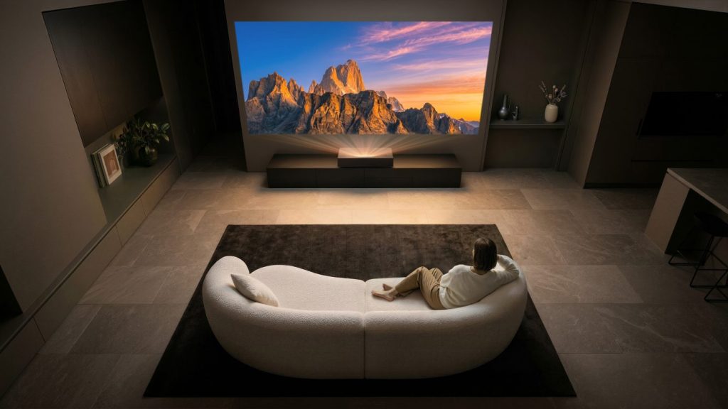 LG HU925Vで大画面映像を楽しむモダンなリビングのホームシアター設置イメージ