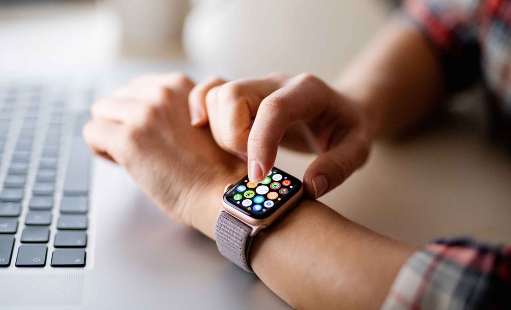 Apple Watchを操作するユーザー