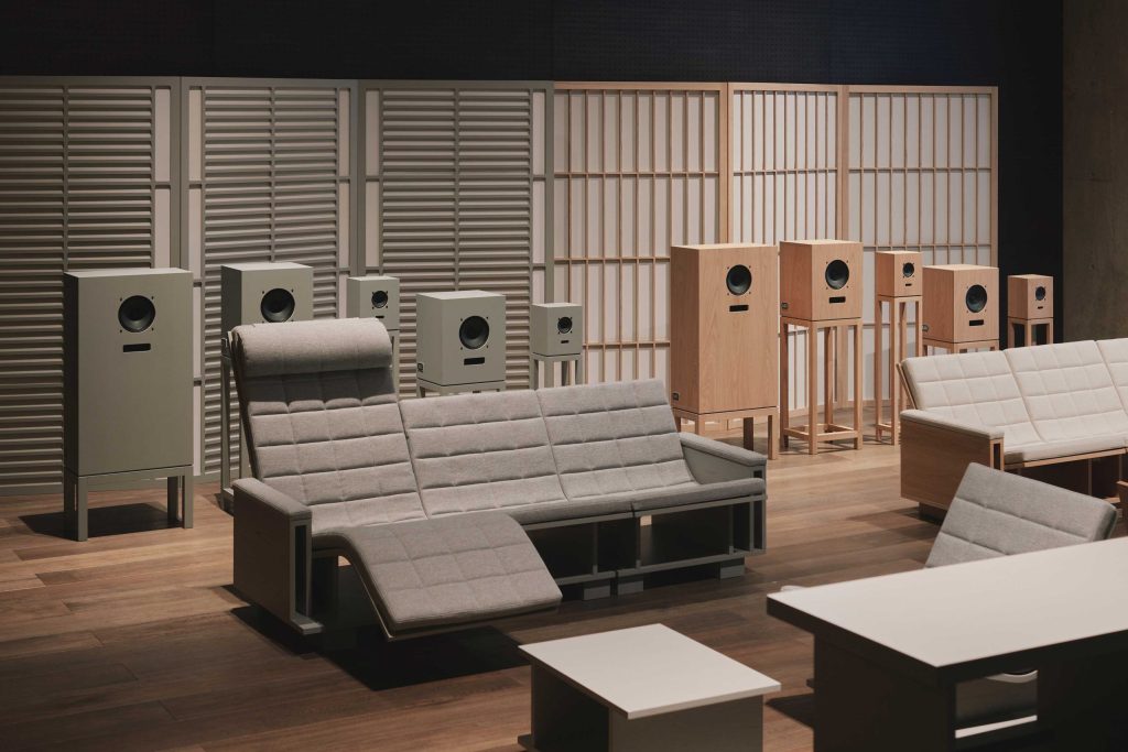 カリモク家具×OJAS「音の家具」誕生。スピーカーの設計思想から生まれた家具15種、代官山で公開