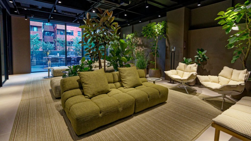 B&B Italiaの新作アウトドア家具を青山で体感。「Tufty-Time 20 Outdoor」「Erica」を展示