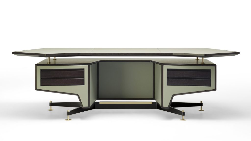チェコッティ・コレツィオーニのエグゼクティブデスク「604 DESK」。金属製ベースと木製天板