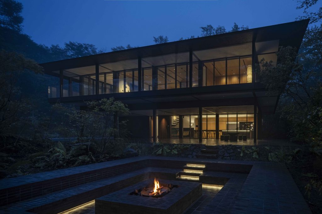 ファイアーピットを備えたNOT A HOTEL KITAKARUIZAWA「MASU」の外観