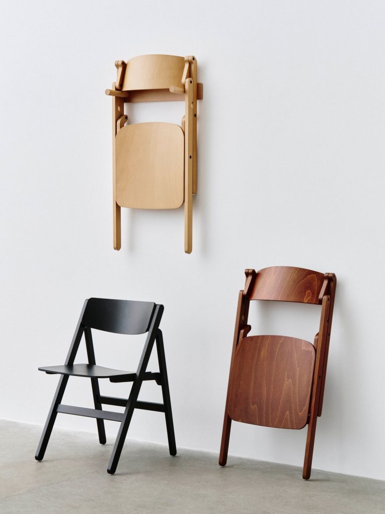 HAY Backflip Chairの使用状態と折りたたんで収納した状態の比較