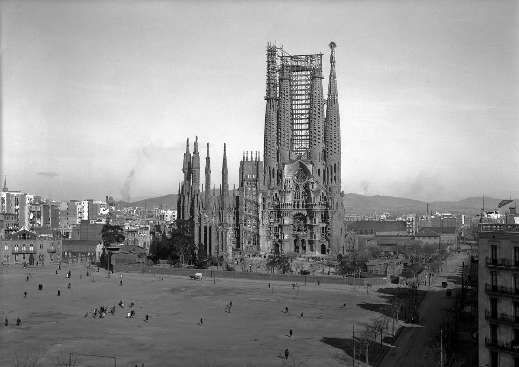 Historical photograph of Sagrada Familia under construction in Barcelona in 1927